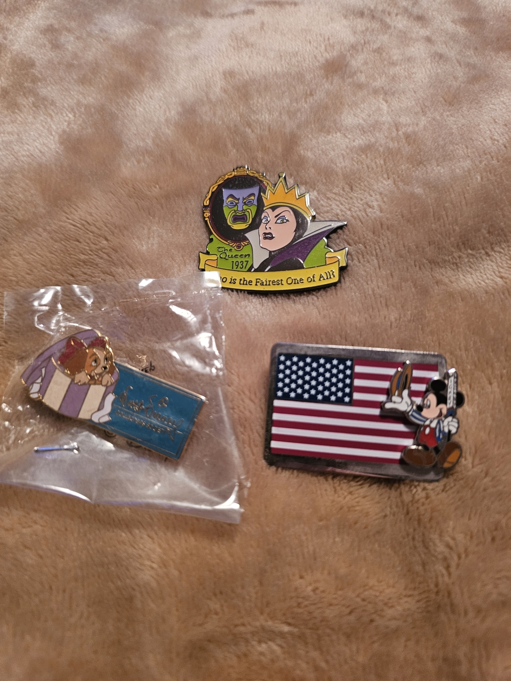 Disney‎ Kids Enamel Pin Trio - Purple, Green, Red, Blue, White ❤️💚